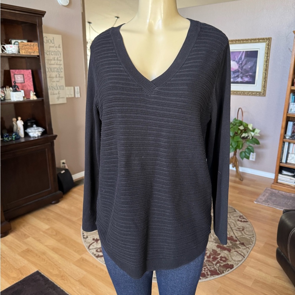 Hilary Radley black long sleeve Vneck sweater-size L